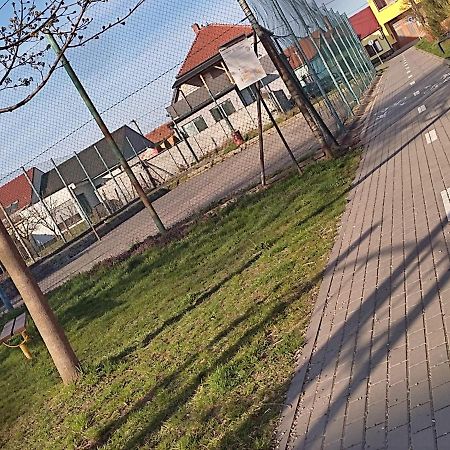 Apartamento Penzion Kendy Mistrin Exterior foto