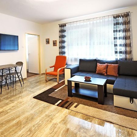 Apartamento Penzion Kendy Mistrin Exterior foto
