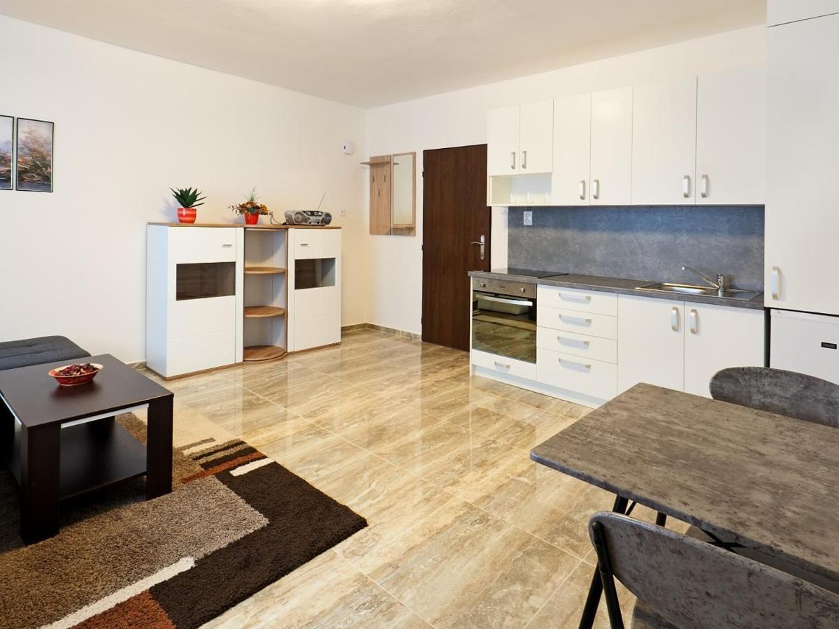 Apartamento Penzion Kendy Mistrin Exterior foto