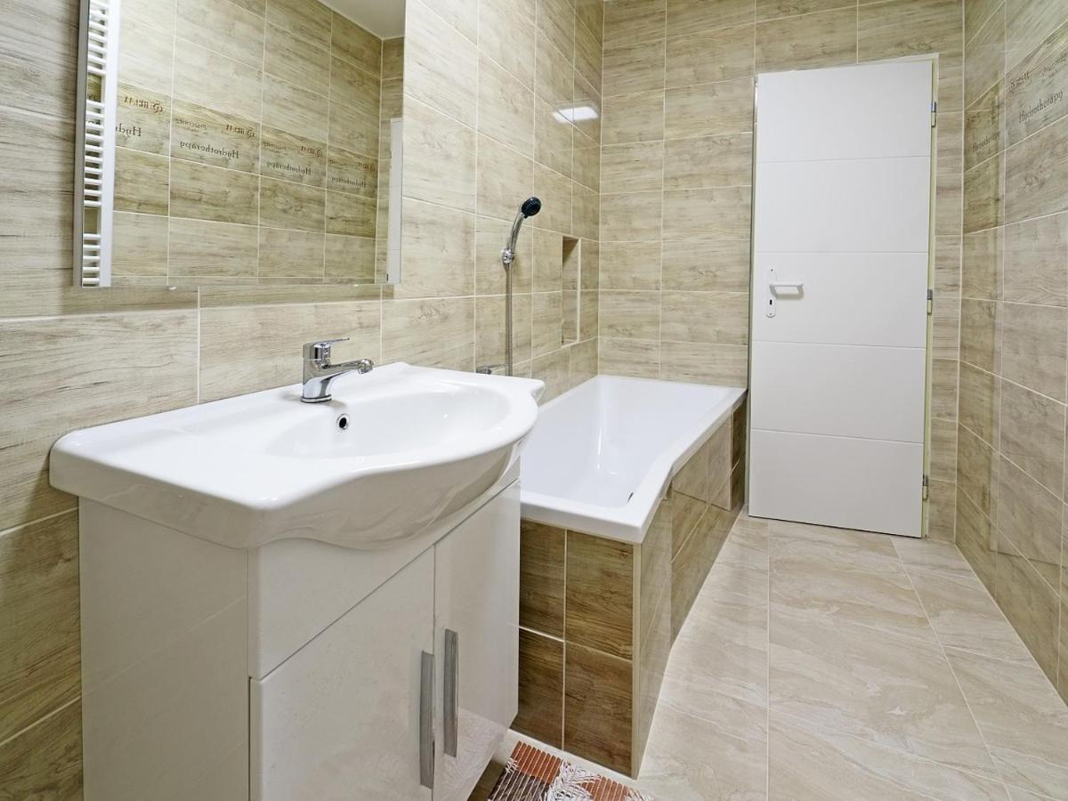 Apartamento Penzion Kendy Mistrin Exterior foto