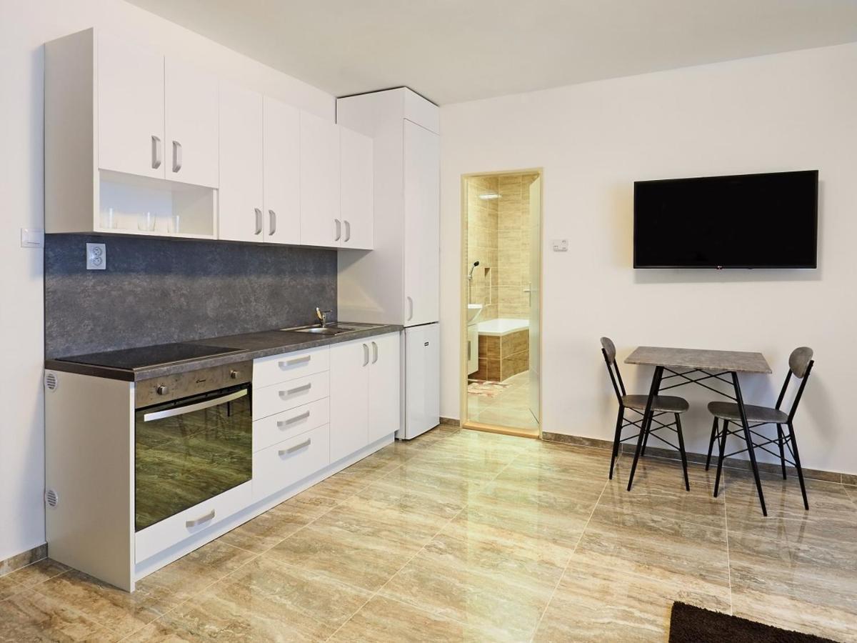 Apartamento Penzion Kendy Mistrin Exterior foto