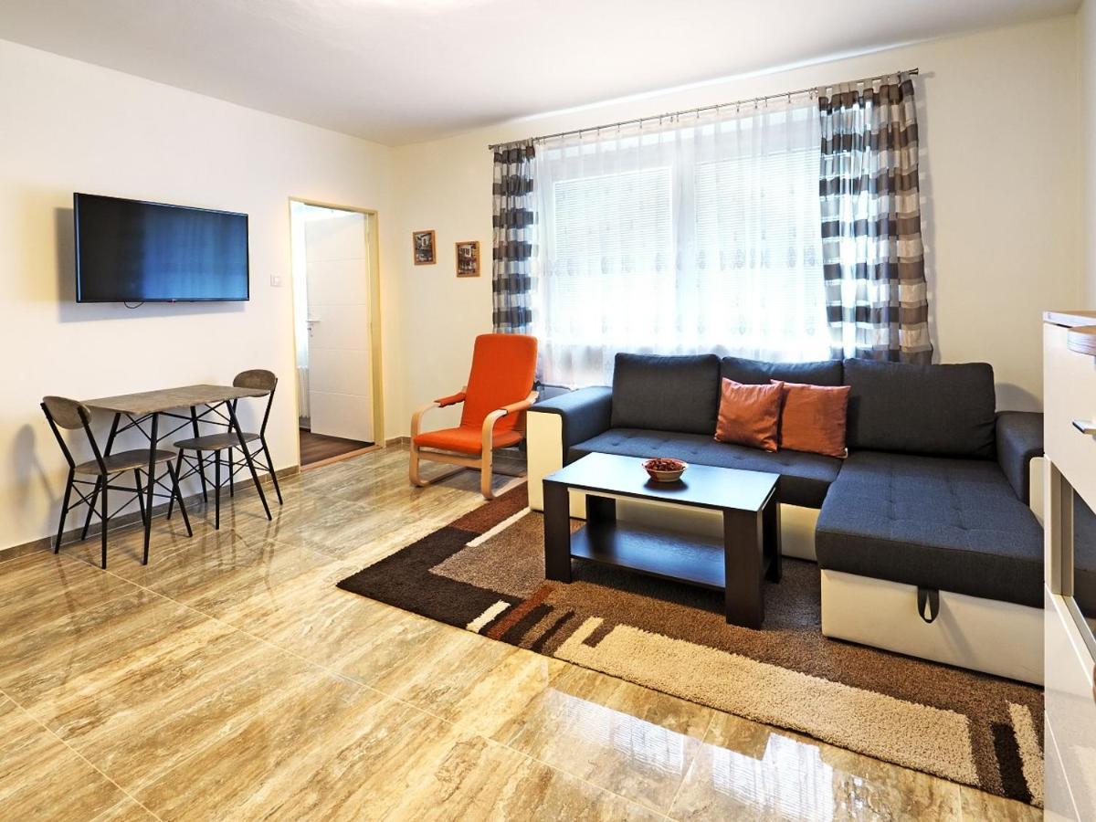 Apartamento Penzion Kendy Mistrin Exterior foto